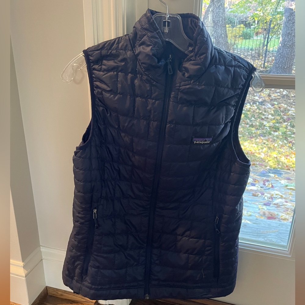 PATAGONIA navy puffer down vest!  Great layer piece!
